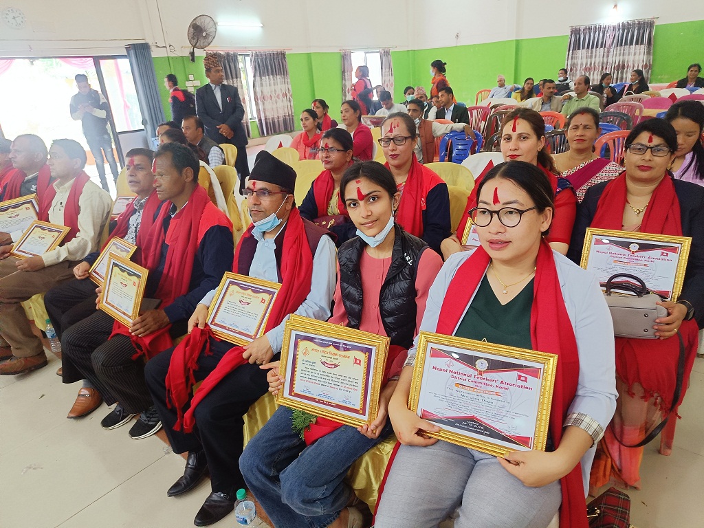 नेराशिसंको वार्षिकोत्सवको अवसरमा शिक्षकलाई सम्मान