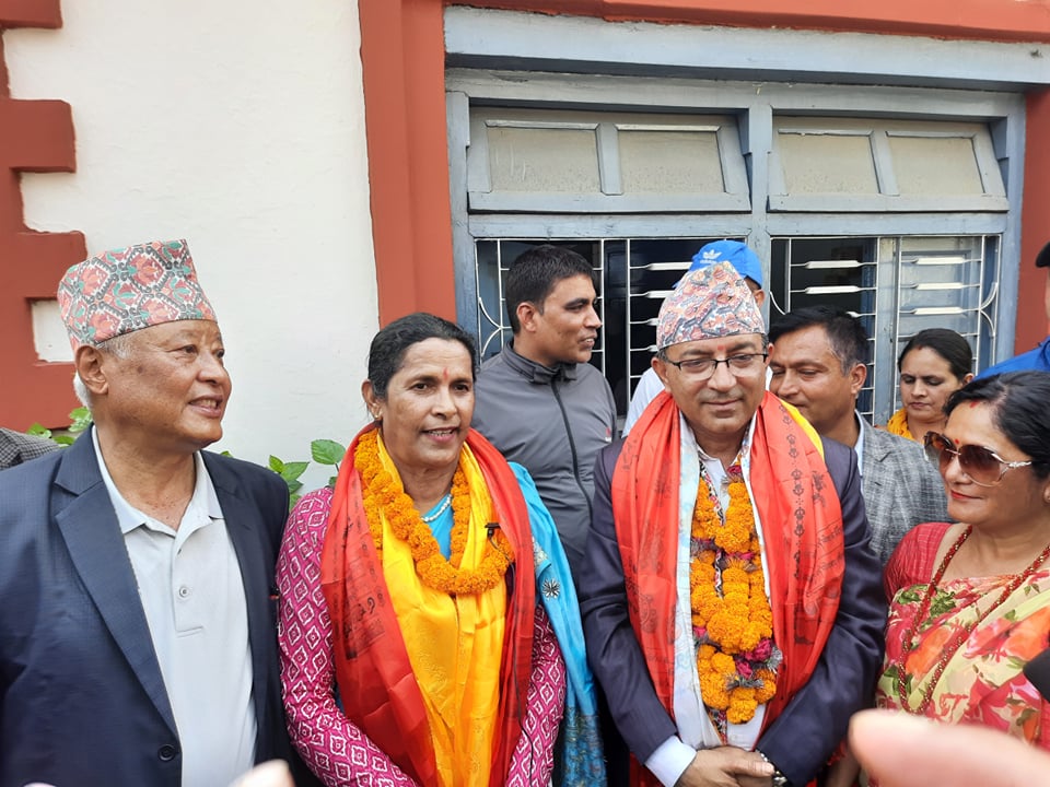 गठबन्धनबाट पोखराकाे मेयरमा आचार्यकाे उम्मेदवारी दर्ता, २० हजार मतान्तरले जित्ने दावी