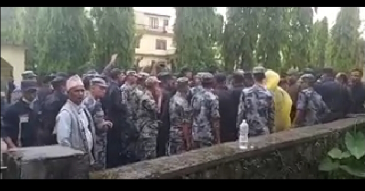 पोखराको मत गणनामा विवाद, एमाले नेताद्वारा पत्रकारमाथि दुव्र्यवहार