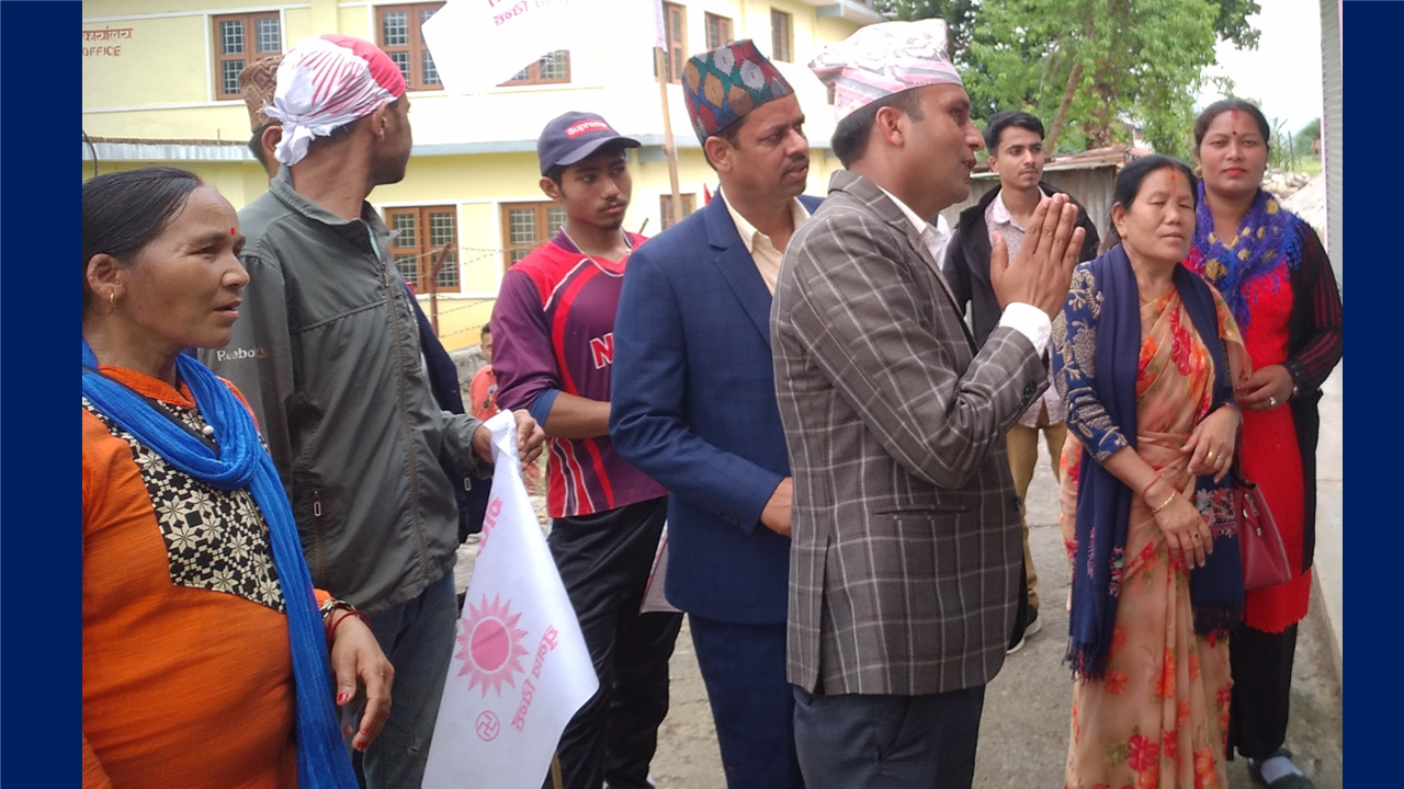 घरदैलोमा मत माग्दै रूपाका उम्मेद्‍वार