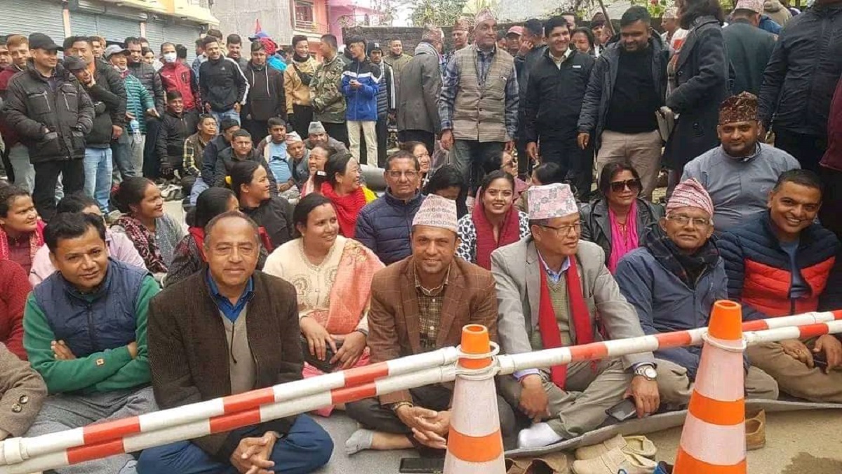 स्याङ्जामा मतगणना गर्न माग गर्दै धनराज धर्नामा,धाँधली गरेको एमालेकाे आरोप