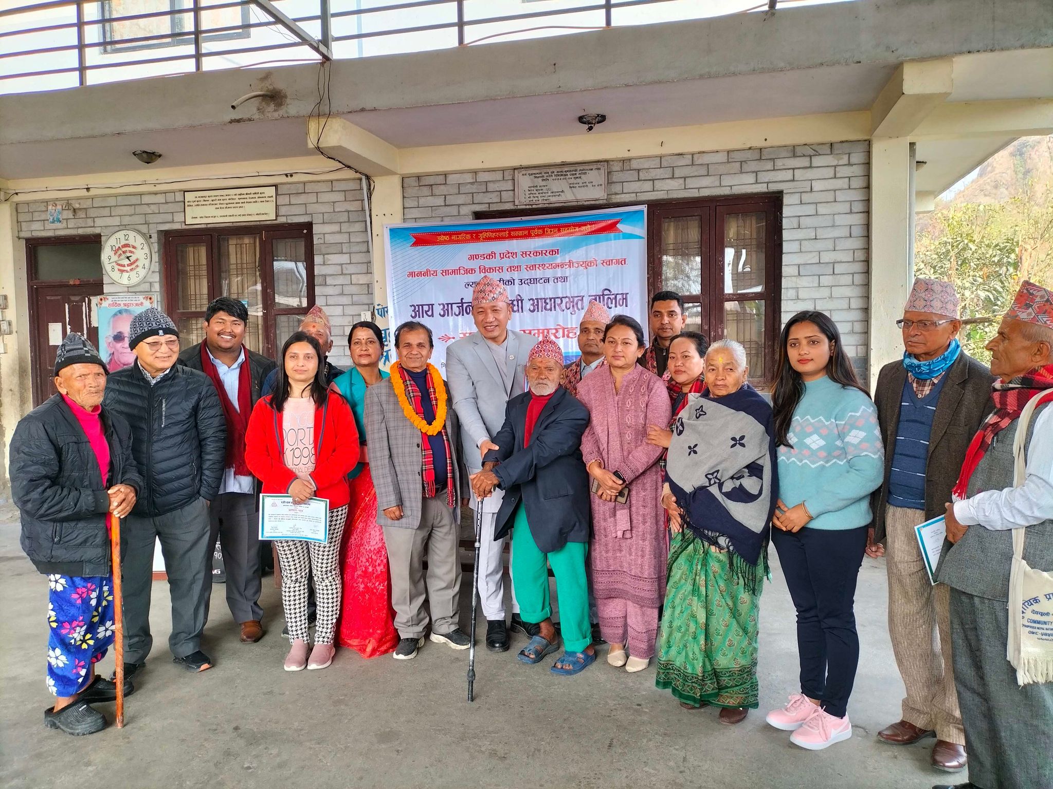 मन्त्री गुरुङले वृद्धाश्रमलाई स्वास्थ्य सामग्री उपलब्ध गराउने