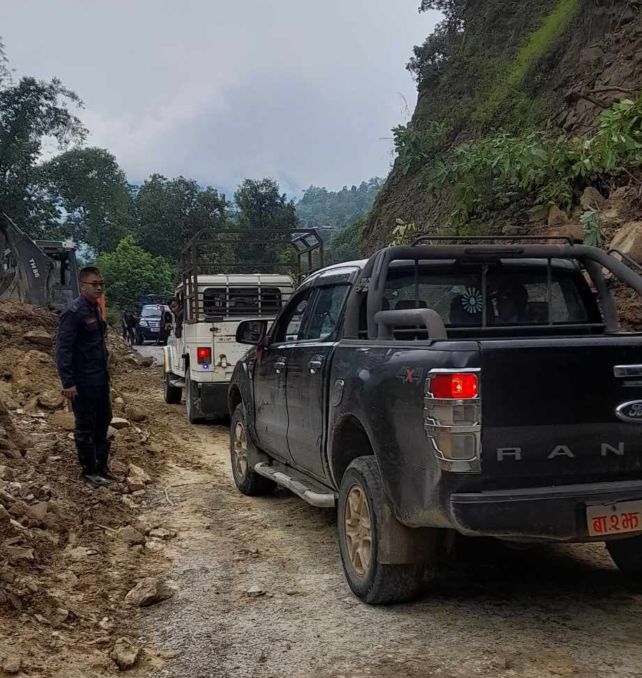 मध्यपहाडीको २० मुरिमा पहिरोले अवरुद्द सडक एक तर्फ खुल्ला।