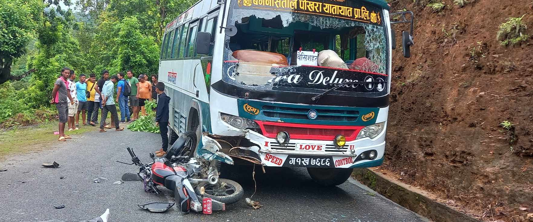 पोल्याङमा सवारी दुर्घटना मोटर साईकल चालक र सवार गम्भीर घाईते।