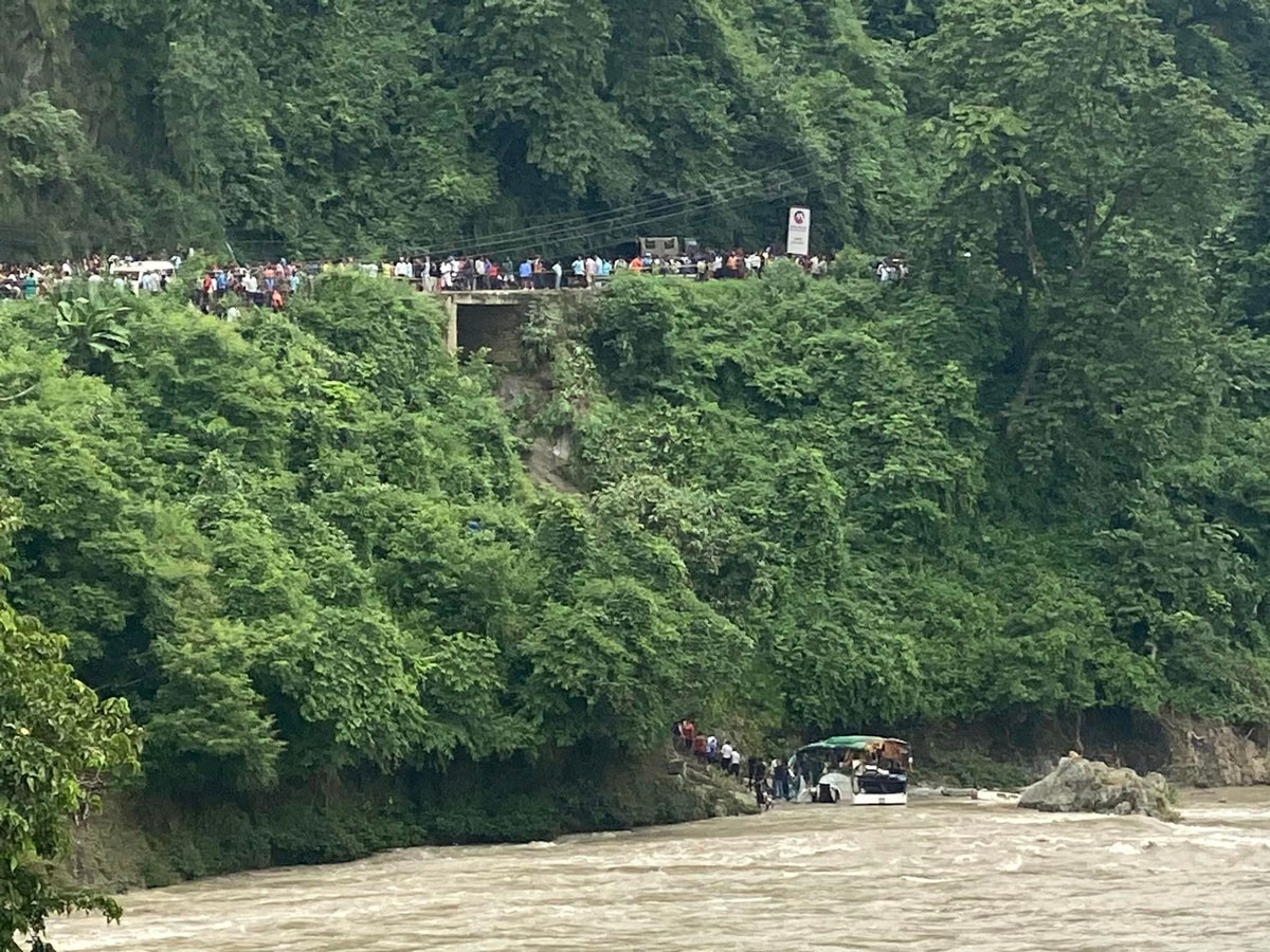 काठमाडौंबाट बेनी आउँदै गरेको २३ यात्रु सवार बस दुर्घटनामा ९ जनाको मृत्यु ,उद्दार जारी