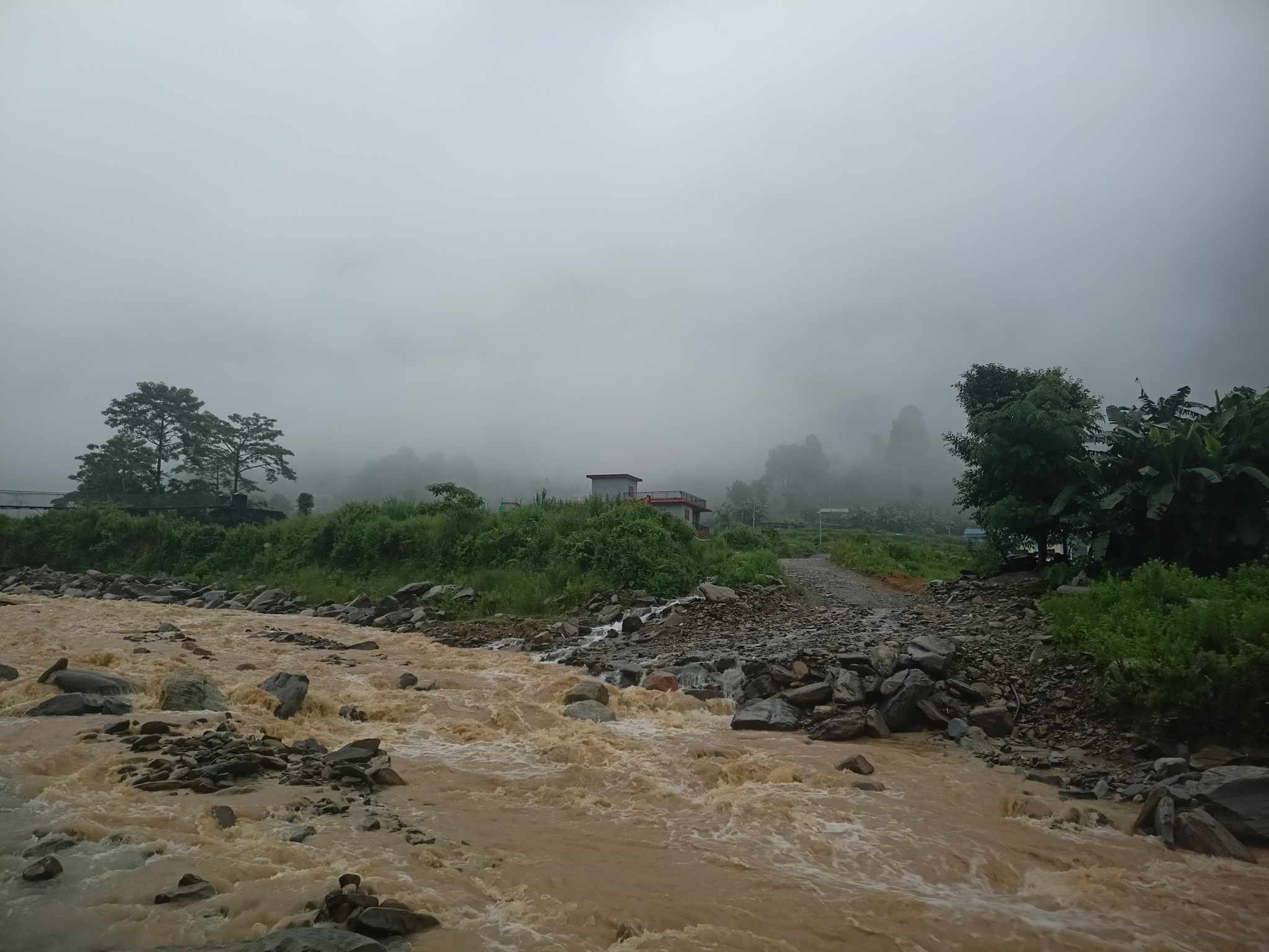 हिजो देखिको बर्षाको कारण मध्यपहाडी अवरुद्द।