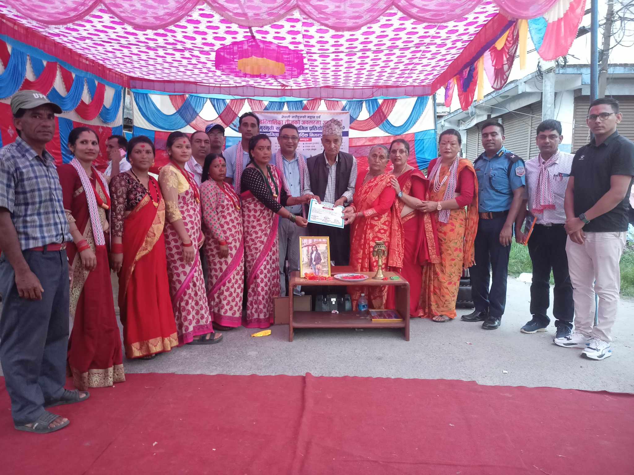 मुनु स्मृति तिज गीत प्रतियोगितामा अमाजु बुहारी समूह सिम्पानी प्रथम।