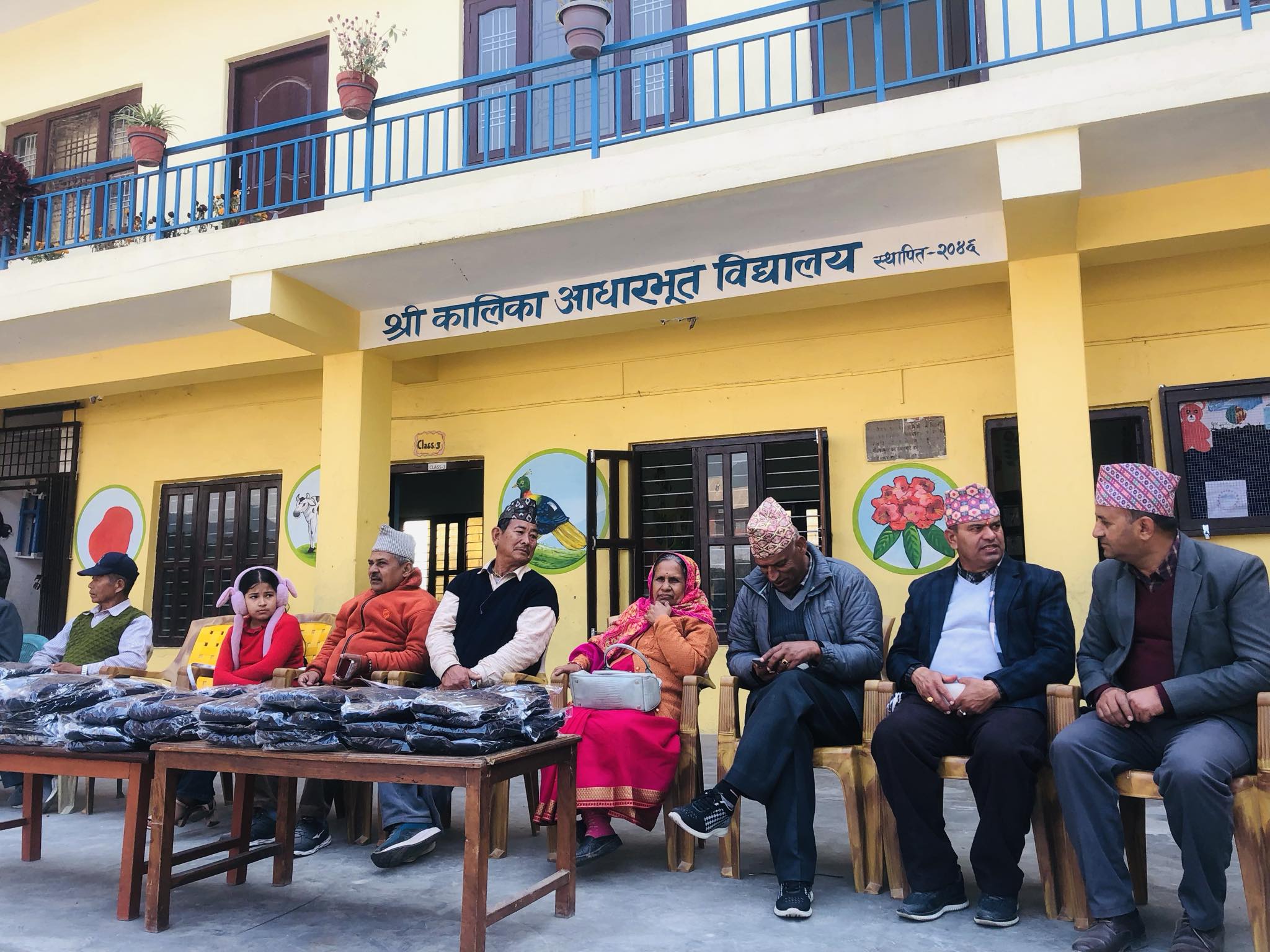 कालिका आविका विद्यार्थीलाई न्यानो कपडा