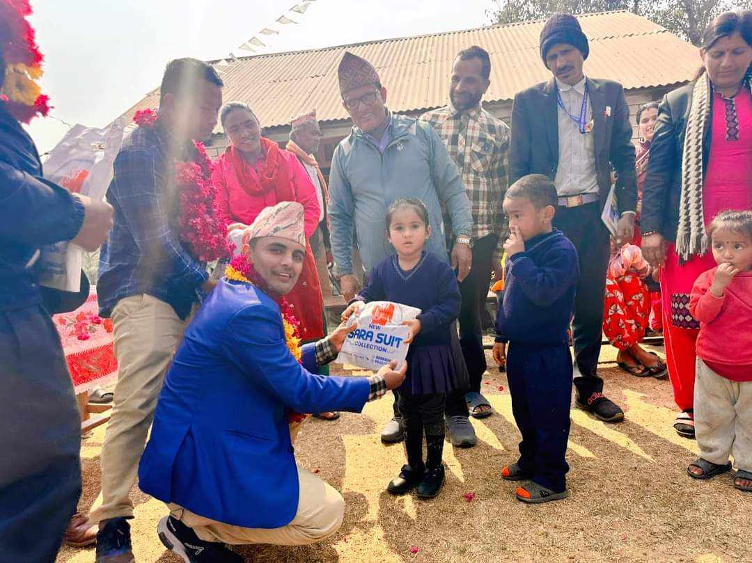 वडा अध्यक्ष सुवेदीले बाँडे विद्यार्थीलाई पोसाक