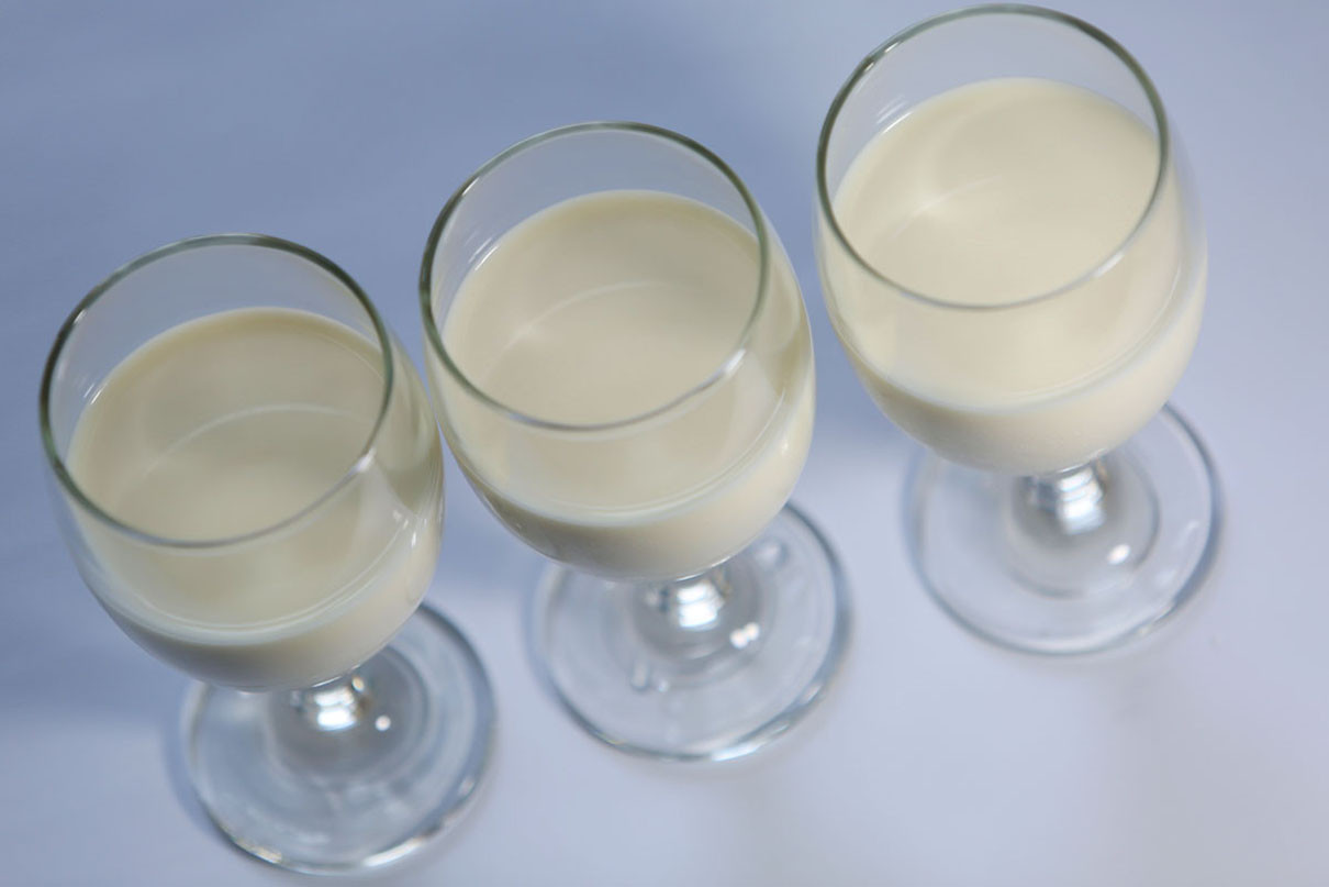 7 Manfaat Rutin Minum Susu Campur Madu yang Tidak Terduga
