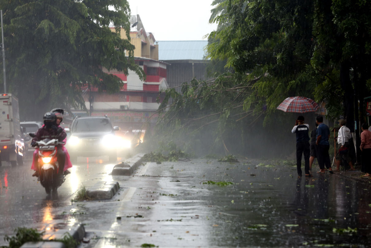 Cuaca Hari Ini di Sebagian Wilayah Indonesia, Tetap Waspada