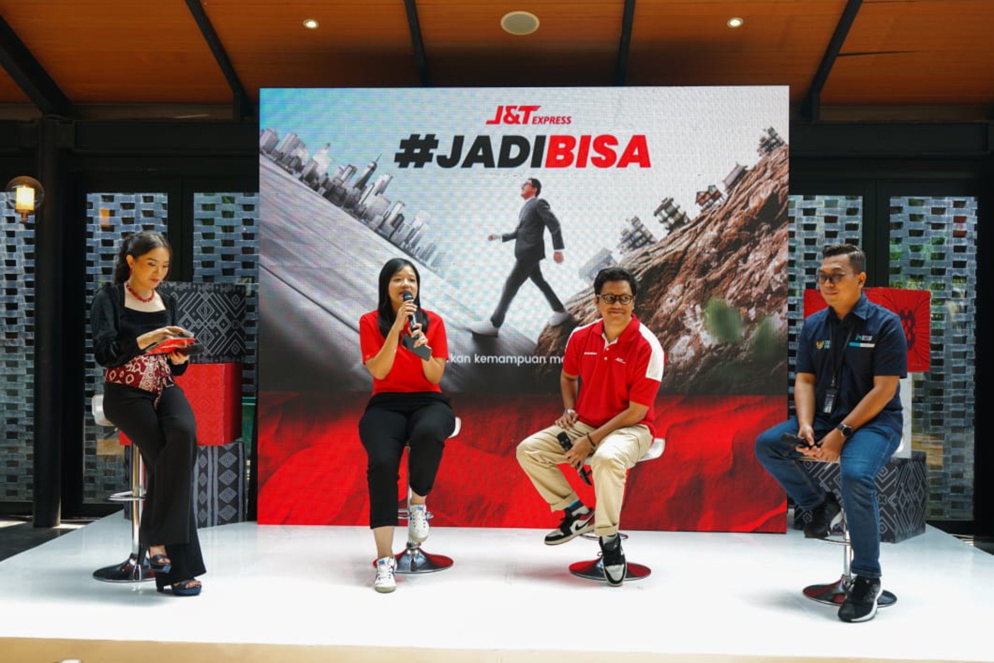 Dukung UMKM, J&T Express Gandeng Arief Muhammad Luncurkan Kampanye #JADIBISA