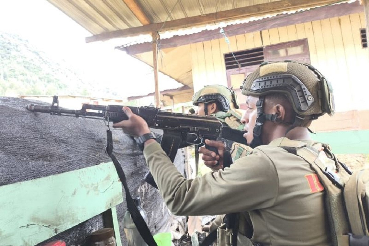 Kontak Tembak Lagi, Lihat Itu Pasukan TNI/Polri Memantau Pergerakan KKB