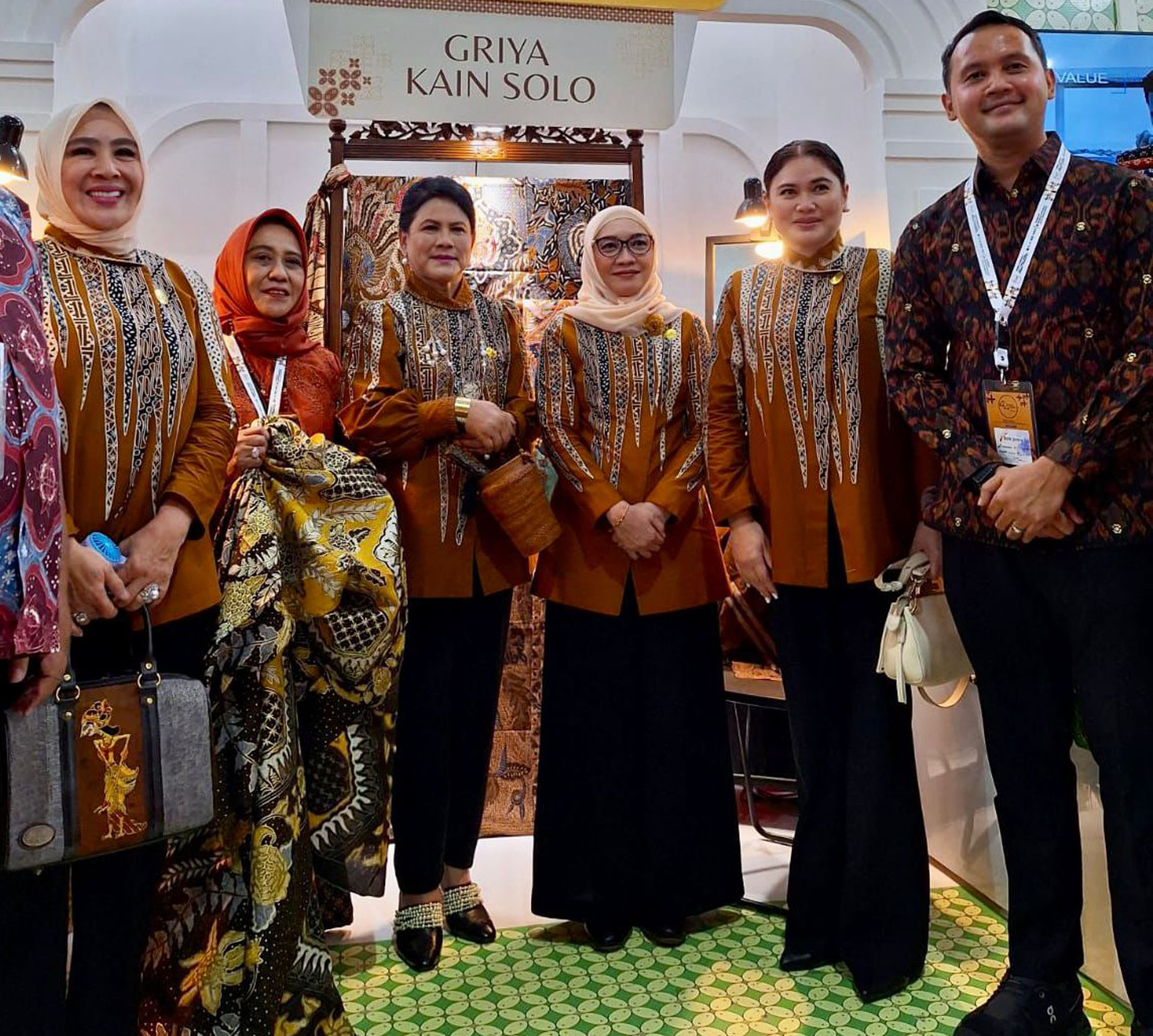 Kunjungi Dekranas Expo, Ibu Iriana Jokowi Beli Batik & Gelang di UMKM Binaan Pertamina
