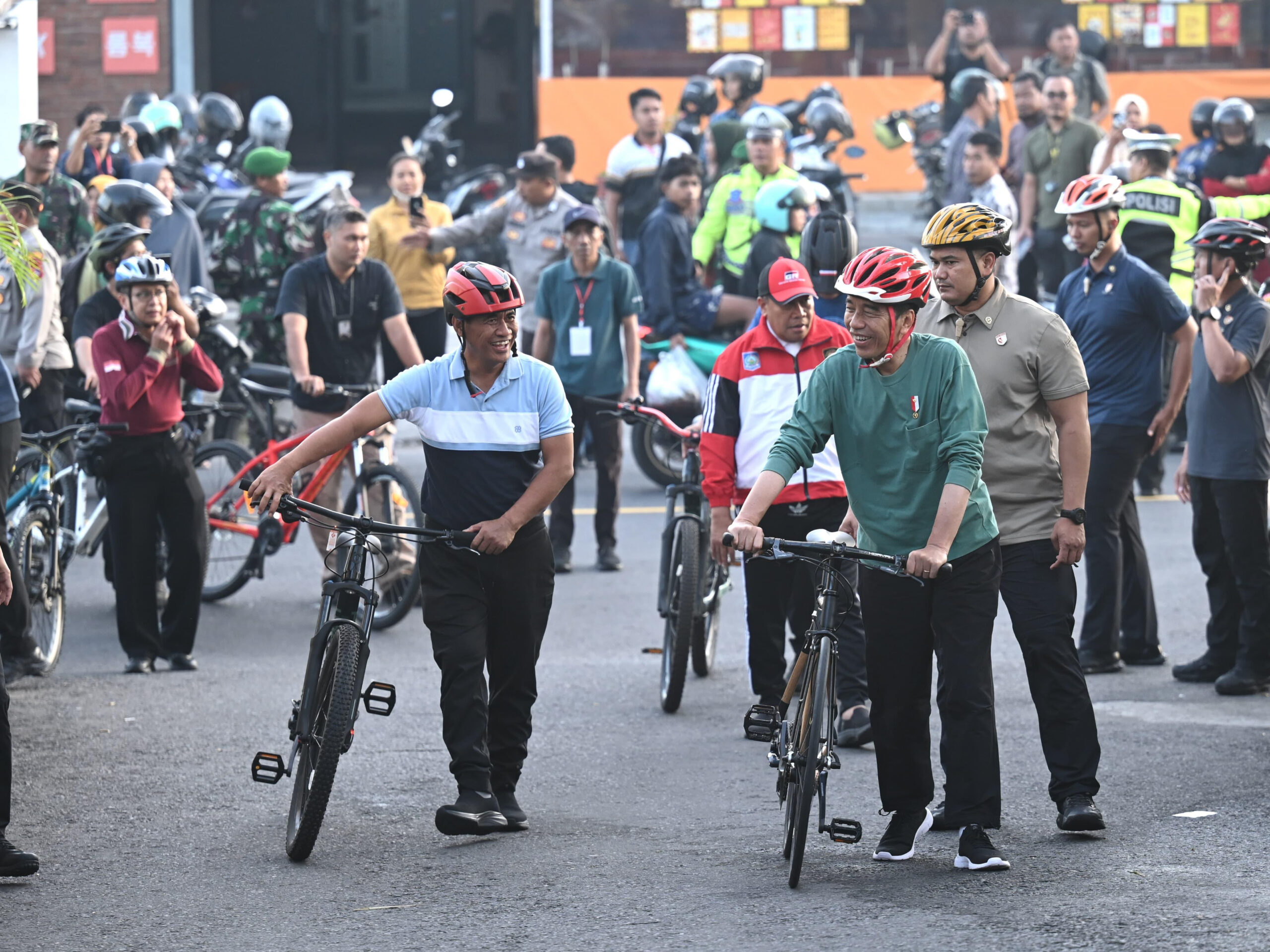 Kunker ke NTB, Presiden Jokowi & Mentan Amran Bersepeda di Lombok
