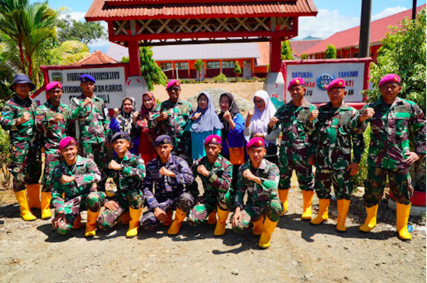 Prajurit TNI AL Bersihkan Sekolah Terdampak Banjir di Luwu