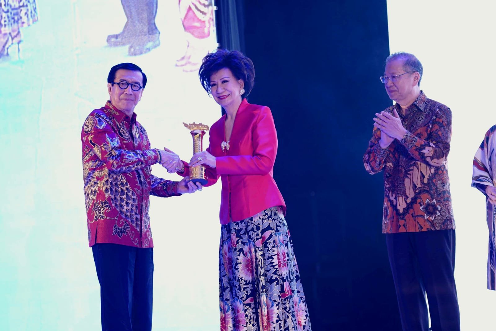 Setia Melestarikan Seni Budaya, Rina Ciputra Raih Penghargaan Nusantara Awards 2024
