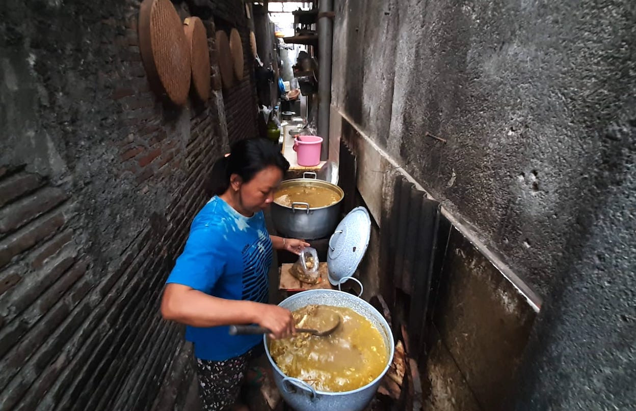 Tengkleng Yu Tentrem, Kenikmatan Menyantap Daging Menempel Tulang di Gang Sempit