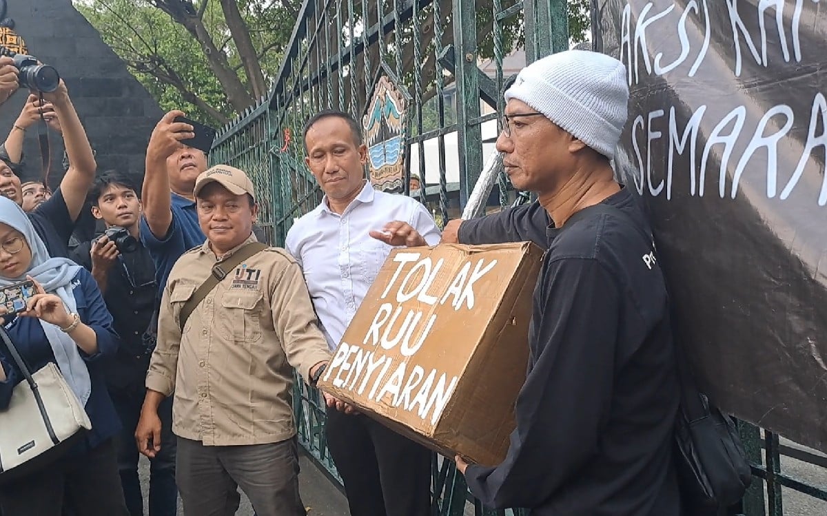 Tolak RUU Penyiaran: Wartawan Bakar Dupa, Merusak Kamera, Segel Gedung DPRD Jateng