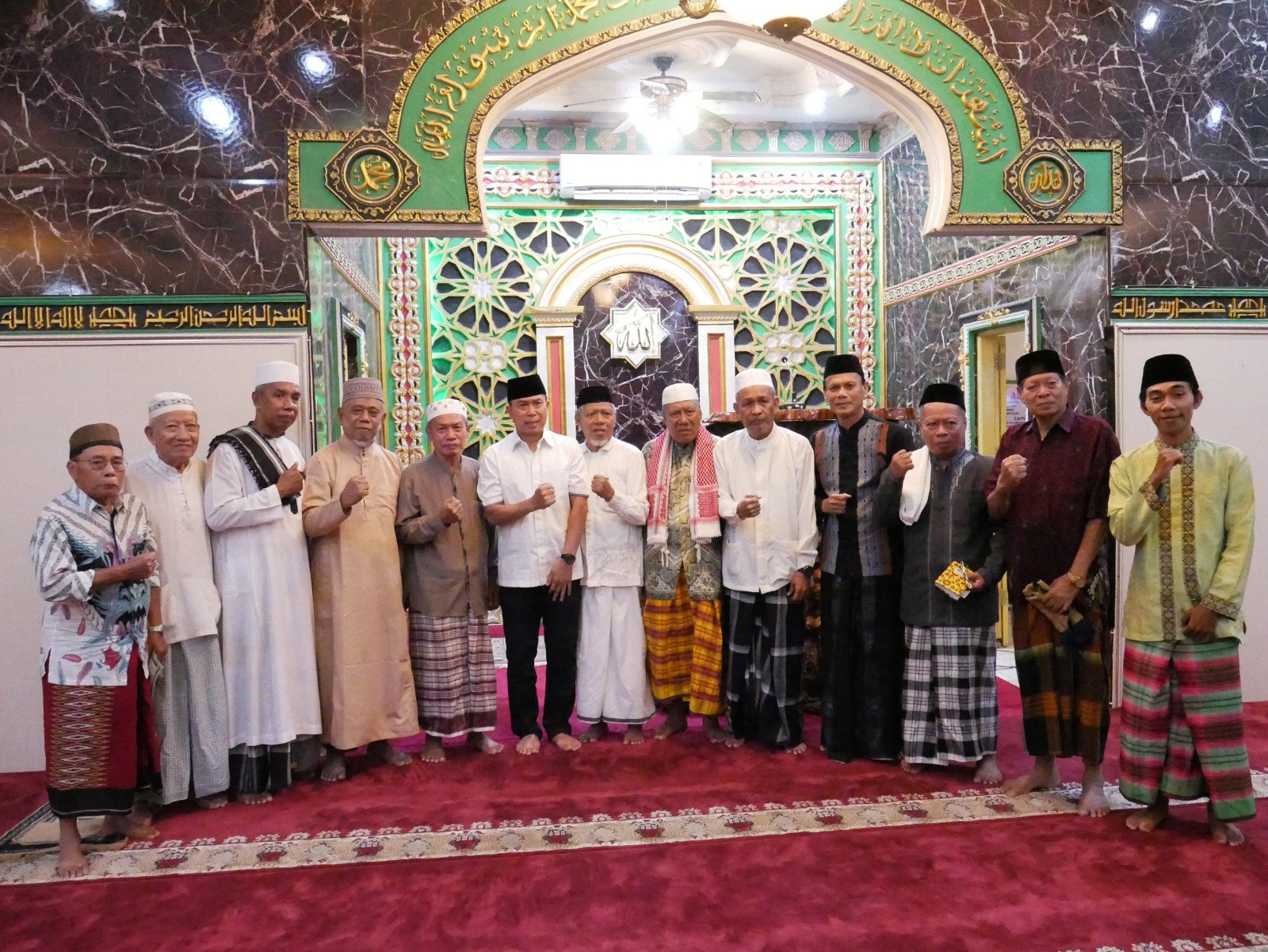 Andi Sumangerukka Berikan Sumbangan untuk Masjid di Kota Baubau Ini
