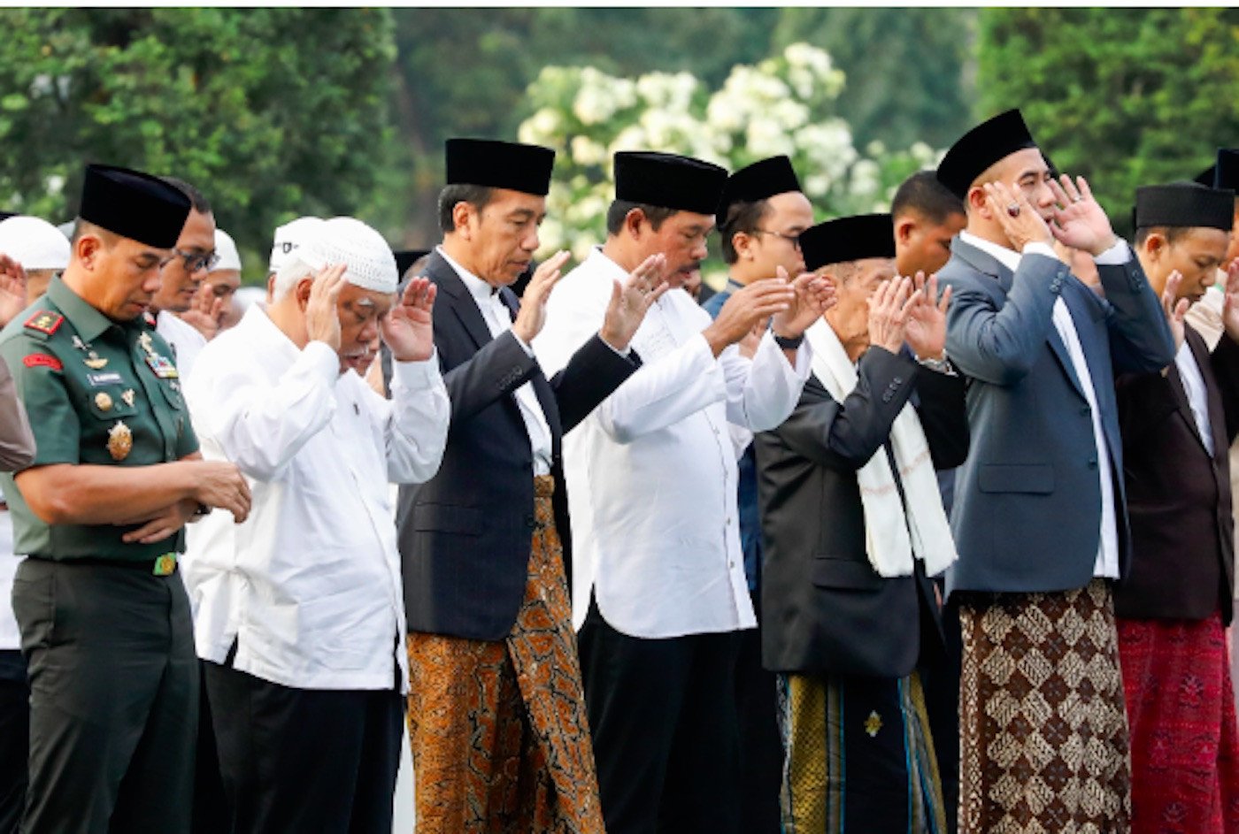 Berbaur dengan Masyarakat, Presiden Jokowi dan Penjabat Gubernur Jateng Salat Iduladha di Semarang