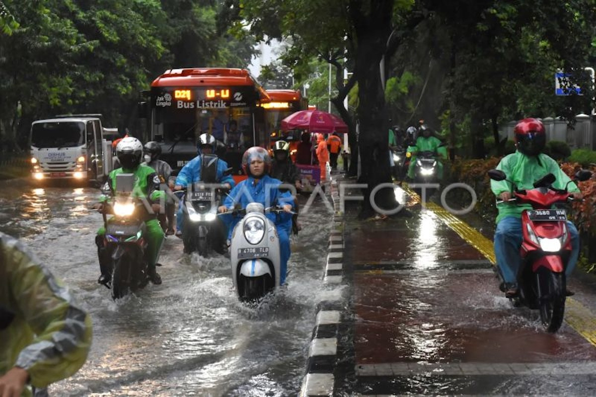 Cuaca Hari Ini, BMKG Memprakirakan Hujan Ringan hingga Lebat Mengguyur Mayoritas Kota Besar