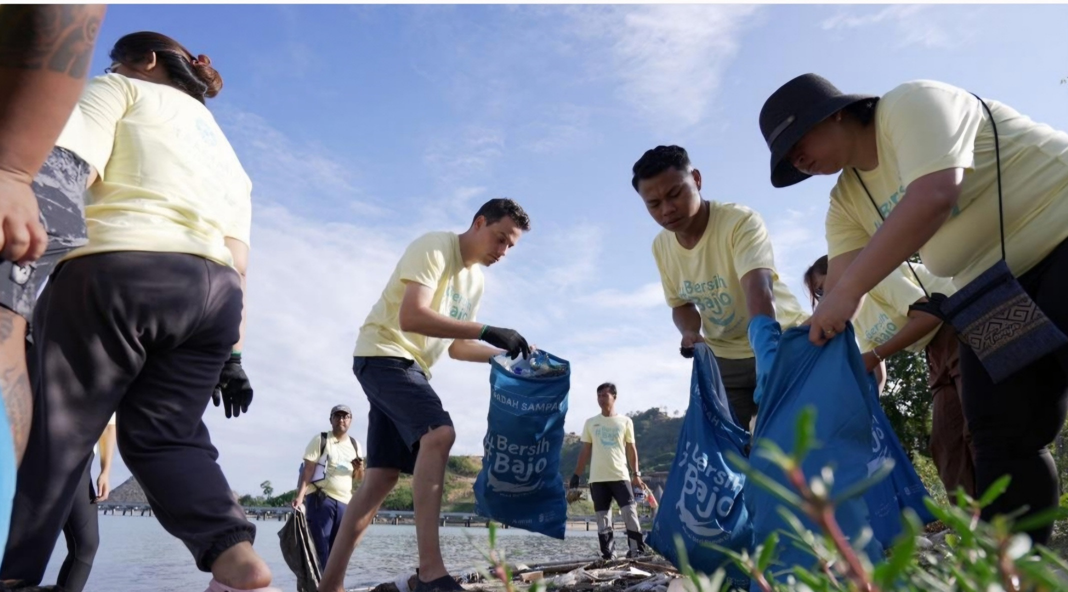 Hari Laut Sedunia, Ta’aktana Resort & Spa Gelar Beach Clean-Up