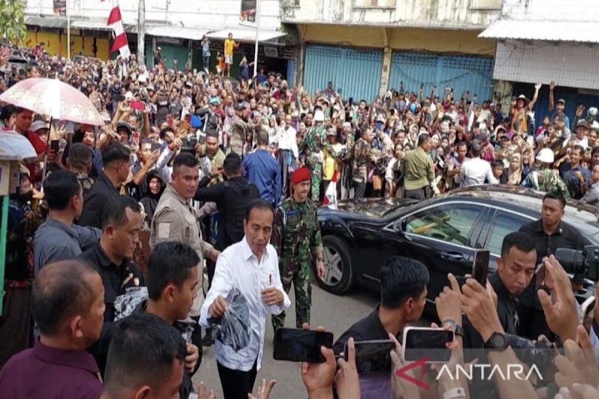 Jokowi Pantau Langsung Harga Pangan di Kota Sampit