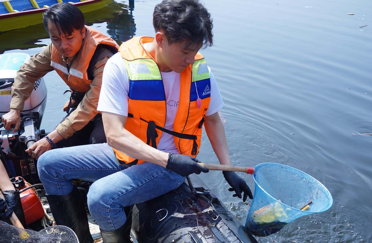 Peduli Lingkungan, Perusahaan Kosmetik Korea Bersihkan Sampah Sungai Citarum