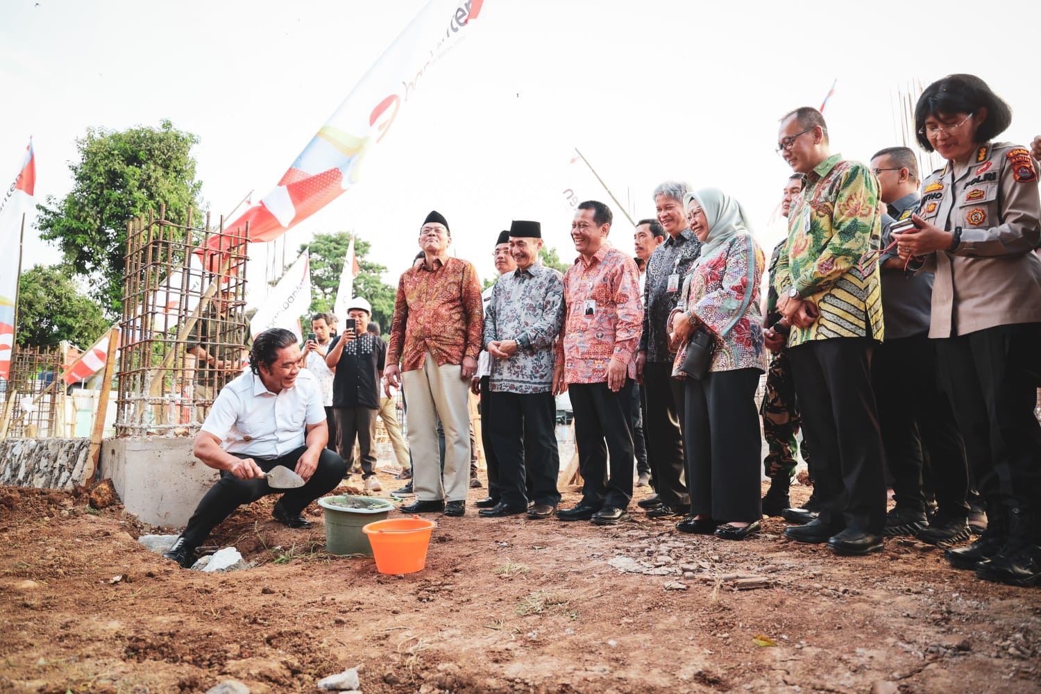 Pj Gubernur Al Muktabar Lakukan Ground Breaking Pembangunan Kantor Pusat Bank Banten