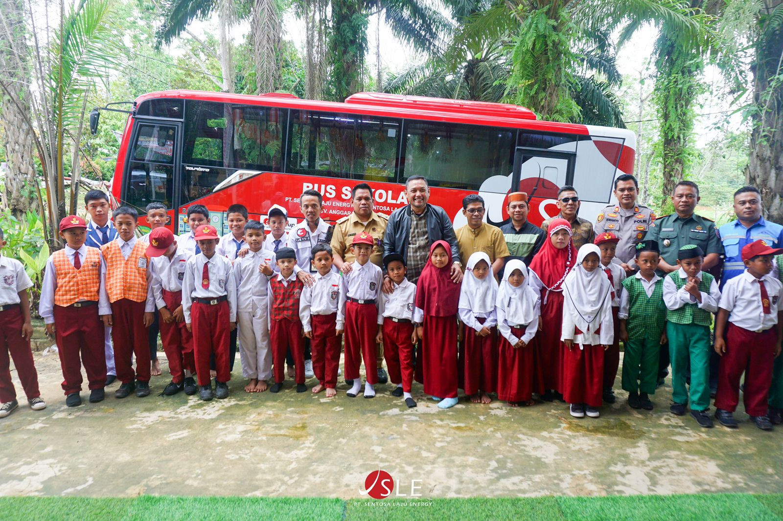 PT Sentosa Laju Energy Beri Bantuan Bus Sekolah di Kalimantan