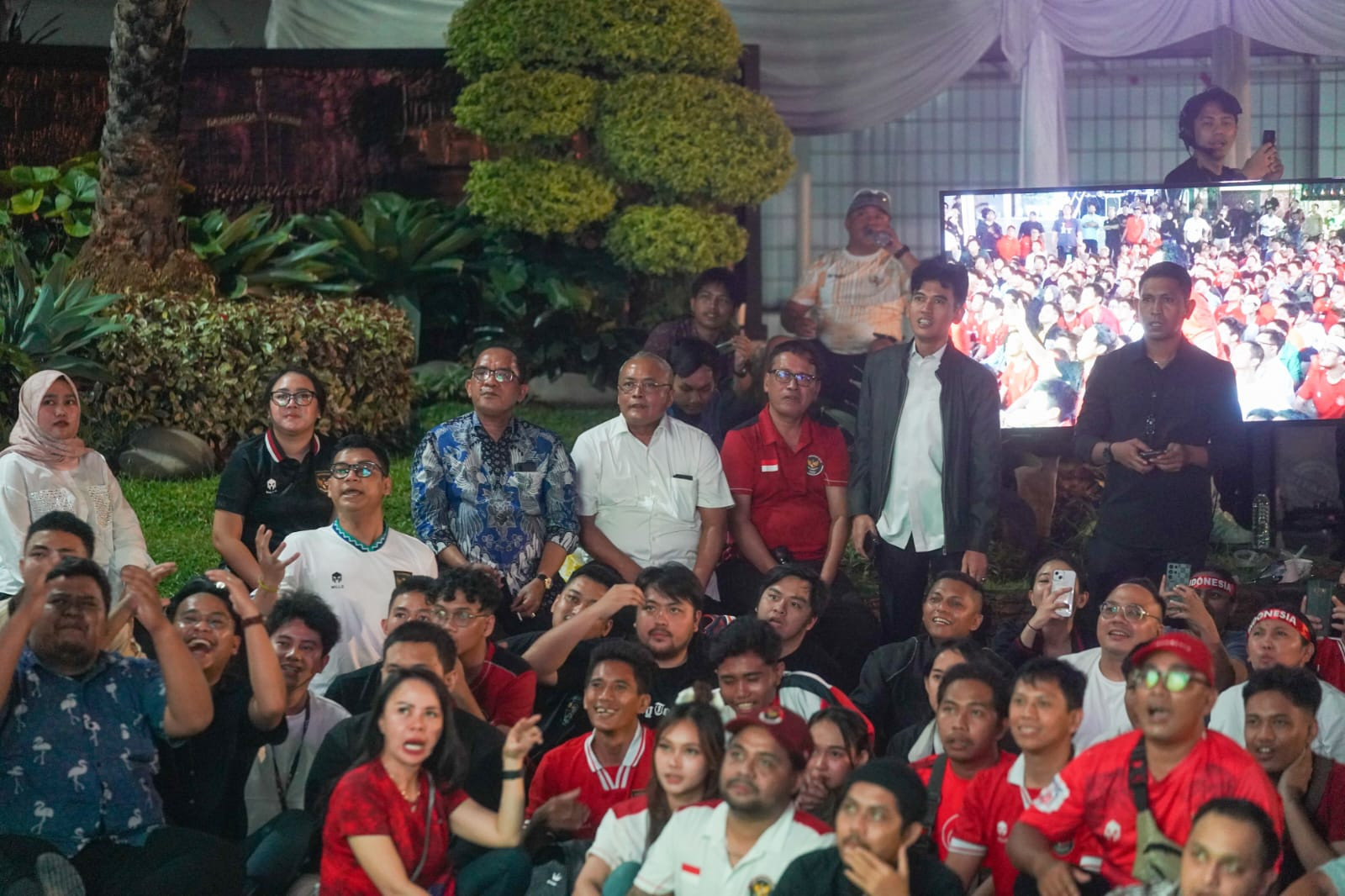 Ribuan Suporter Memadati Kantor Kemenpora, Beri Dukungan ke Timnas U-23 Indonesia