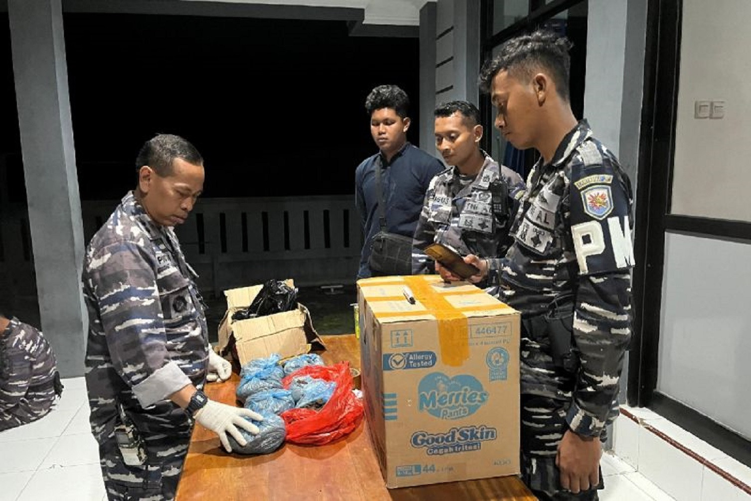 TNI AL Amankan Paket Diduga Berisi Bahan Peledak