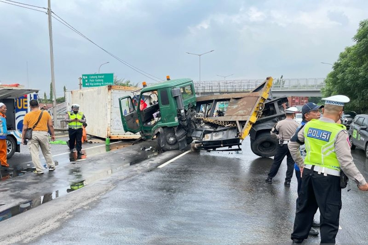 Truk Kontainer Kecelakaan di Tol JORR Cakung, Sopir Tewas