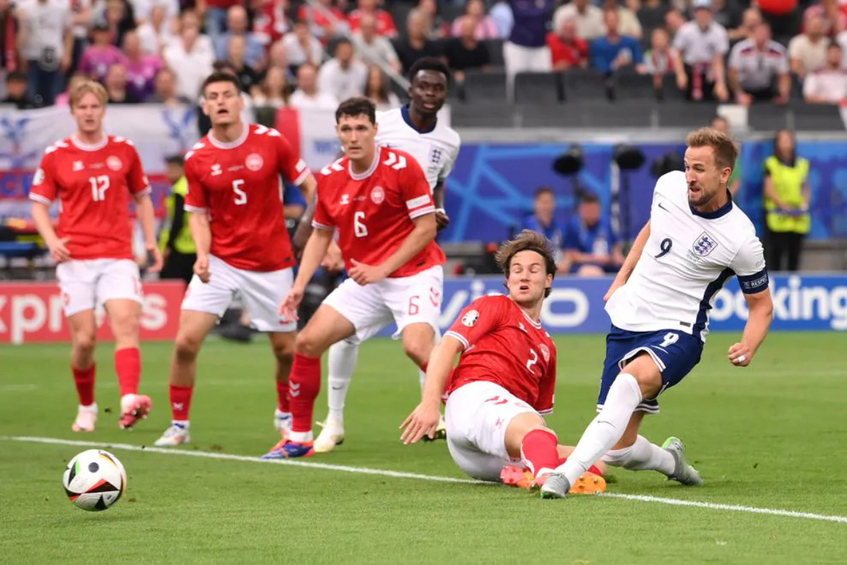 Turun Minum: Denmark Vs Inggris 1-1, Kyle Walker Hingga Harus Ganti Sepatu