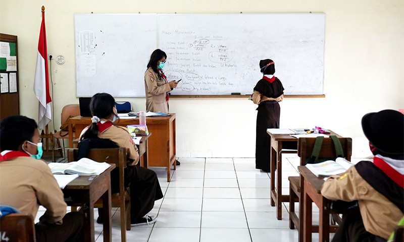 Pemda Kaya, Seluruh Guru Honorer Diangkat 2024, tetapi Bukan PPPK