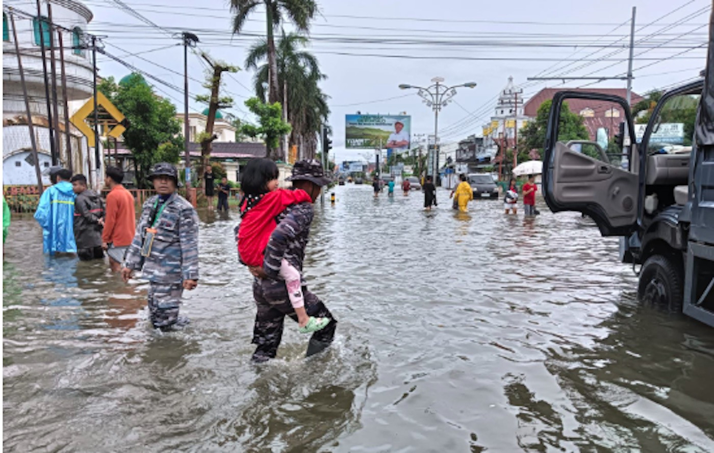TNI AL Turunkan Tim Siaga Bencana untuk Mengevakuasi Korban Banjir di Gorontalo