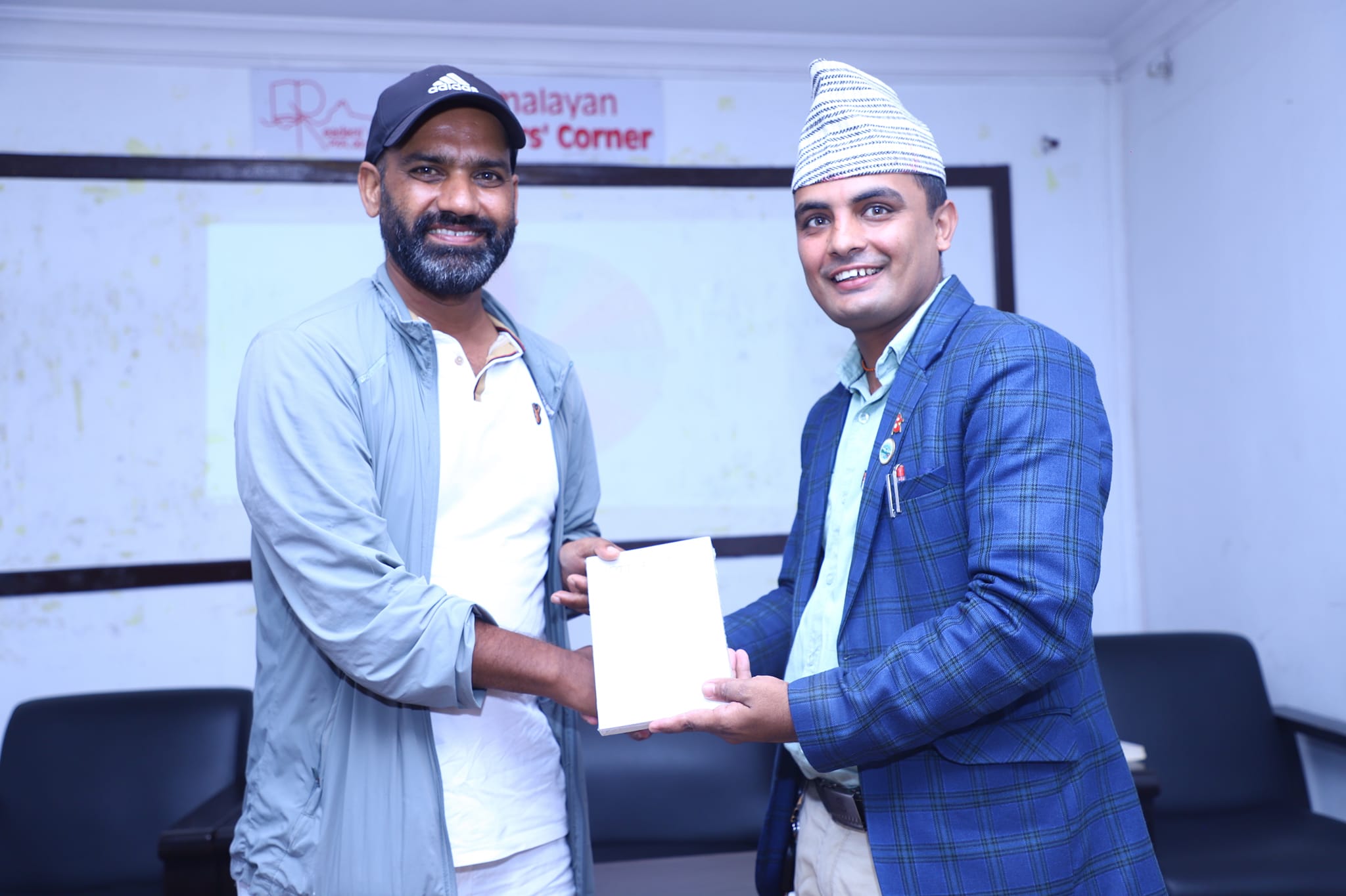 पोखरामा पुस्तक आदानप्रदान गरेर मनाइयो पुस्तकालय दिवस