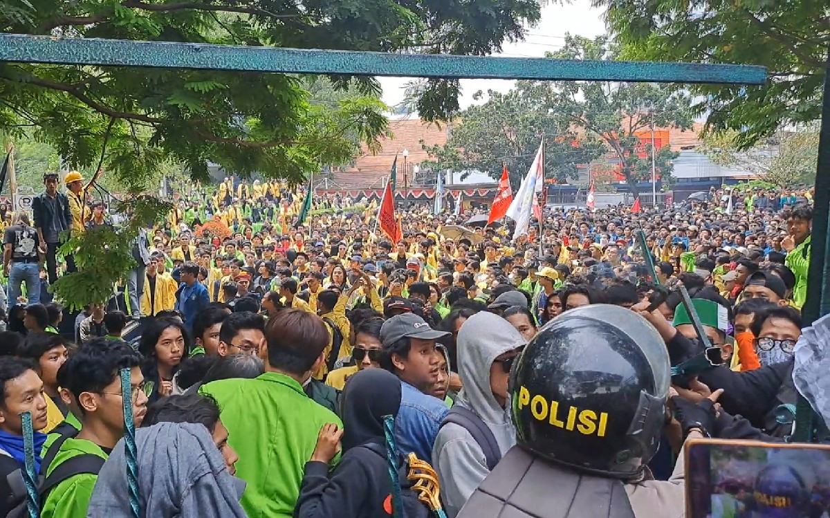 Belasan Mahasiswa yang Demo Tolak RUU Pilkada di DPRD Jateng Dilarikan ke RS