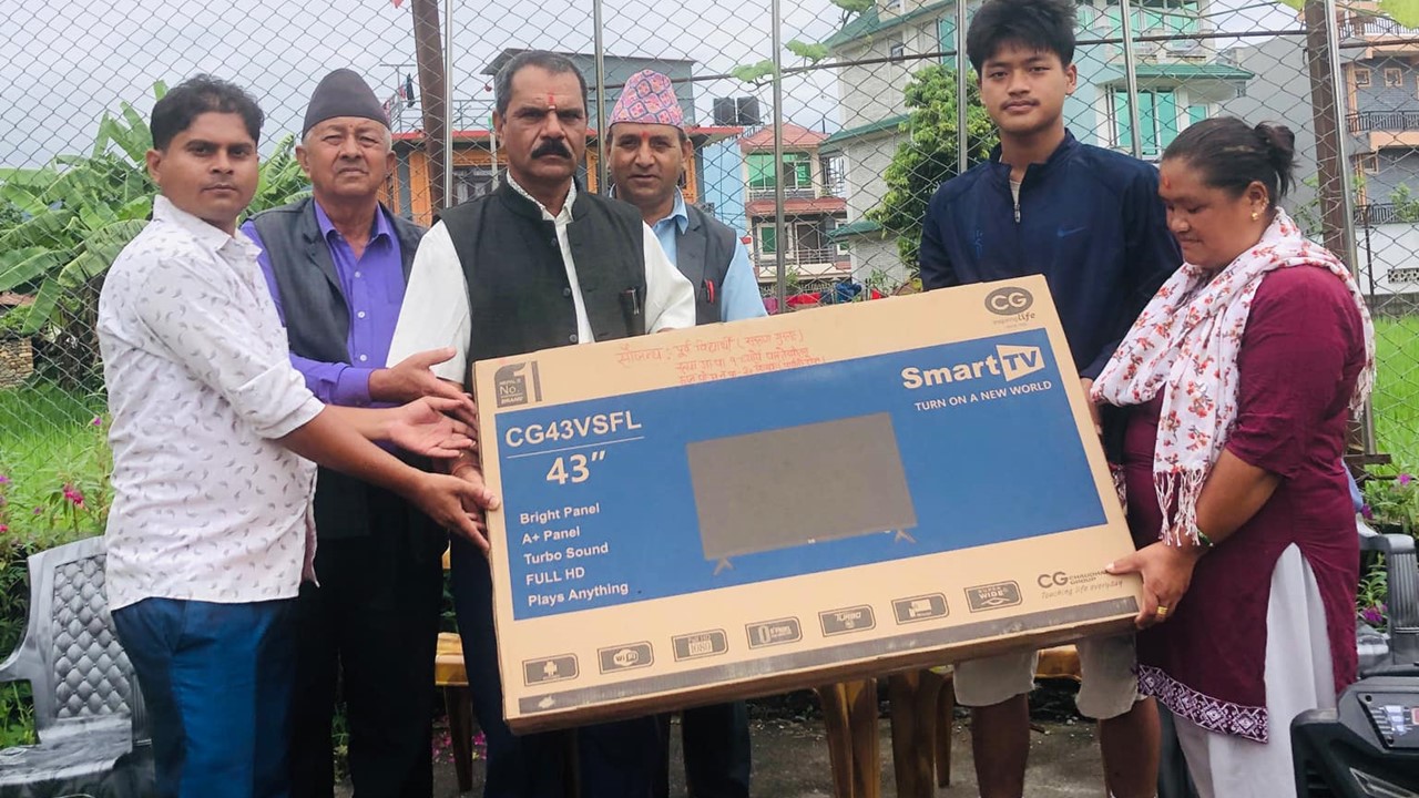 एसइई पास भएको खुसीयालीमा विद्यालयलाई स्मार्ट टिभी