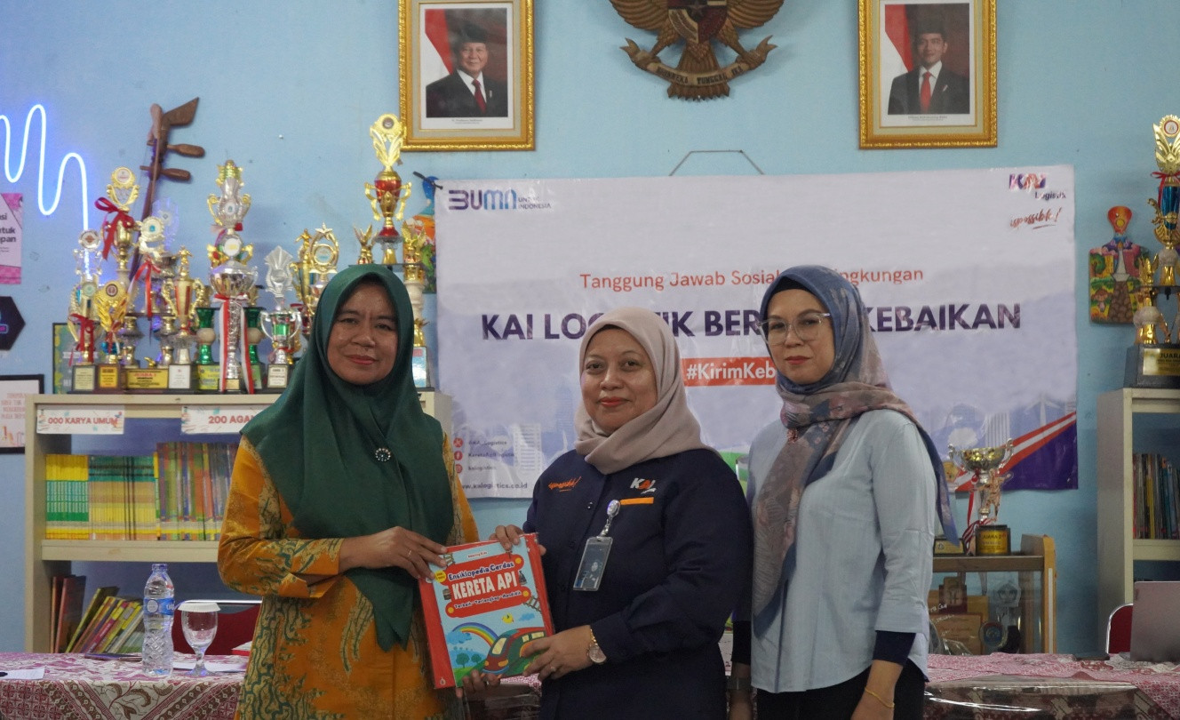 KAI Logistik Goes to School Salurkan Ribuan Buku untuk Murid SD