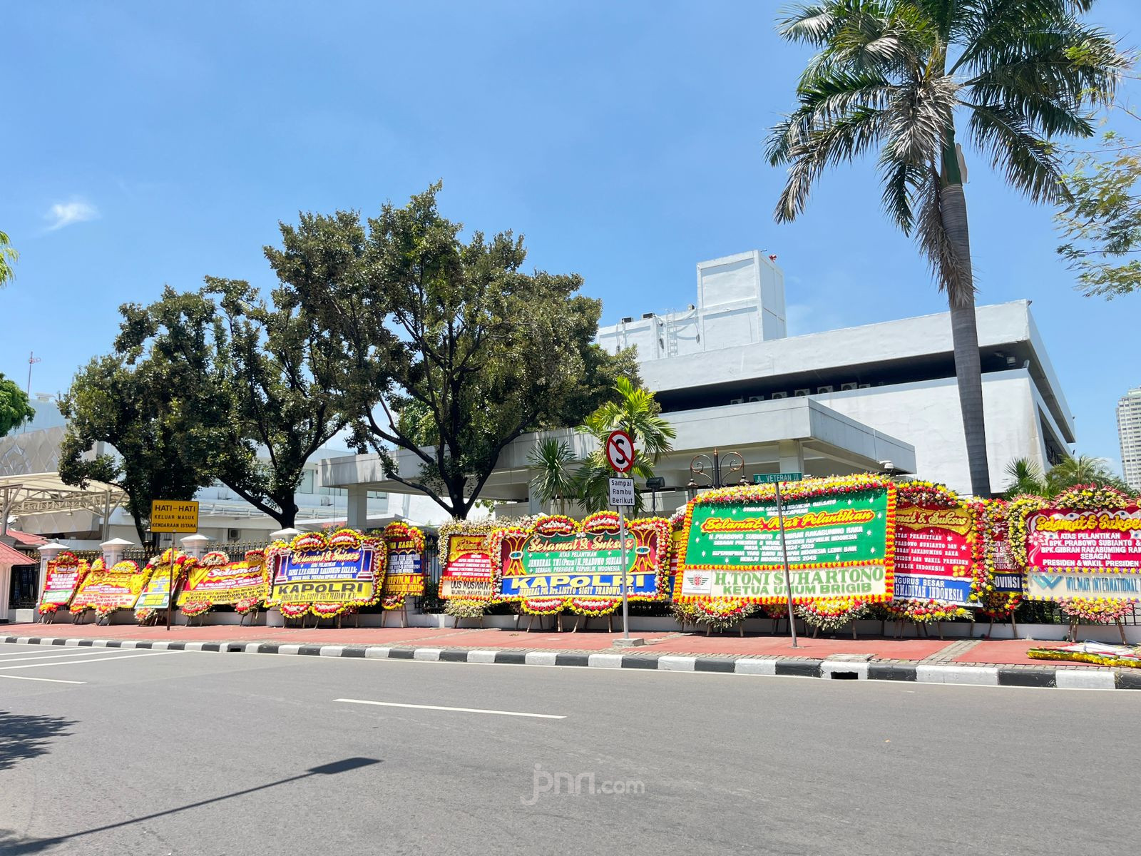 Karangan Bunga Ucapan Selamat Kepada Prabowo Padati Komplek Istana Negara