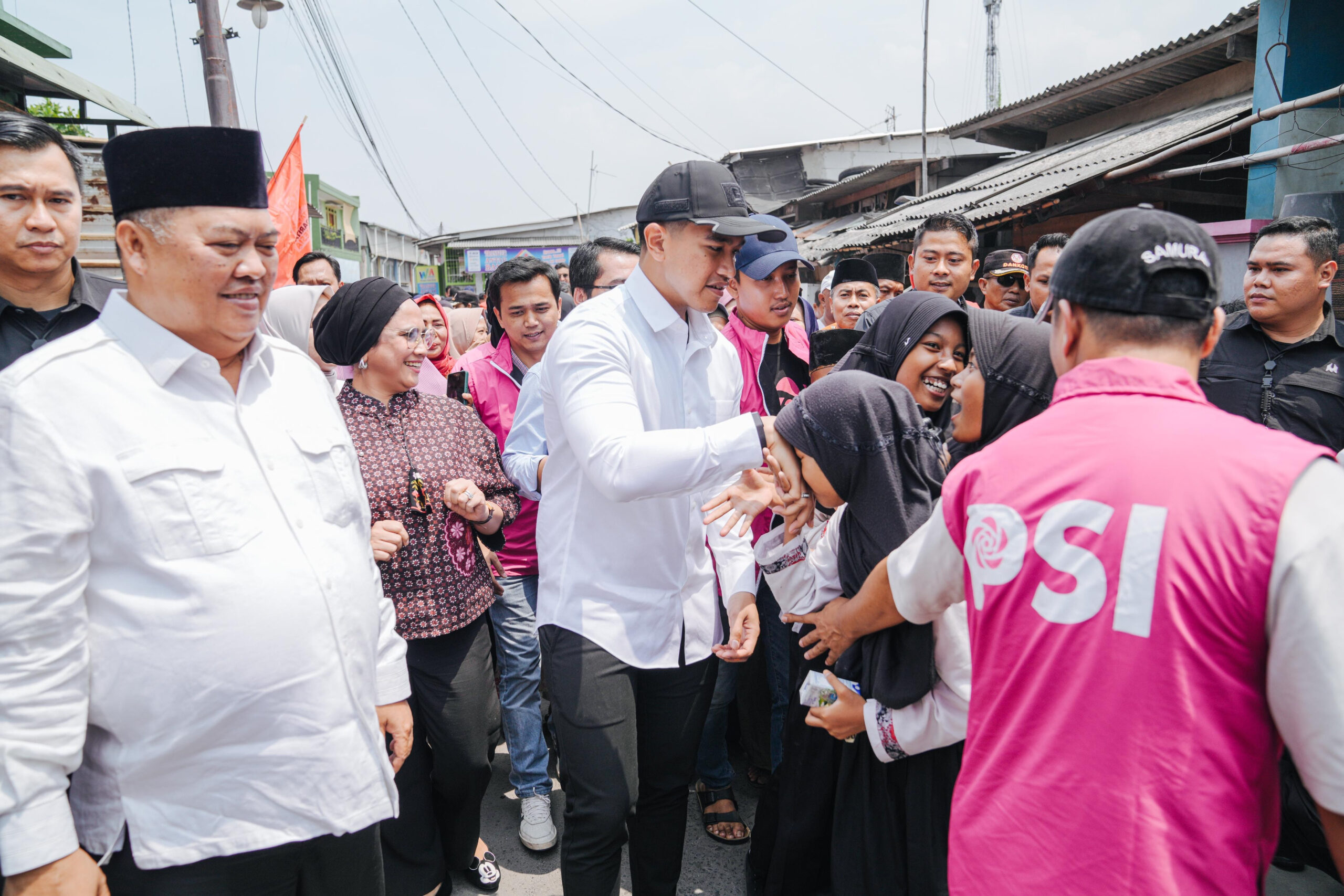 Dampingi Zulkarnain-Lerru Kampanye, Kaesang Jadi Rebutan Warga di TPS Gelam Jaya