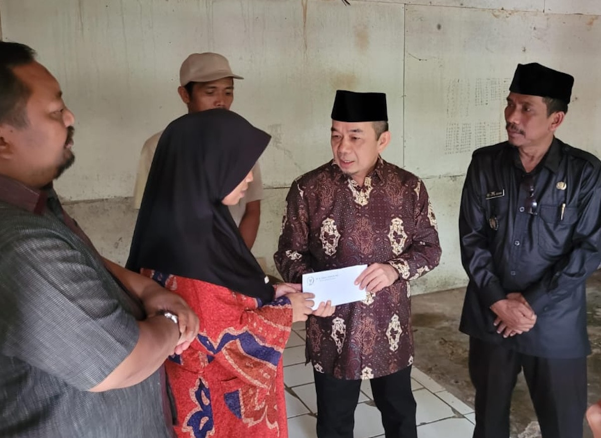 Jazuli Juwaini Kunjungi dan Berikan Bantuan untuk Keluarga Rouf