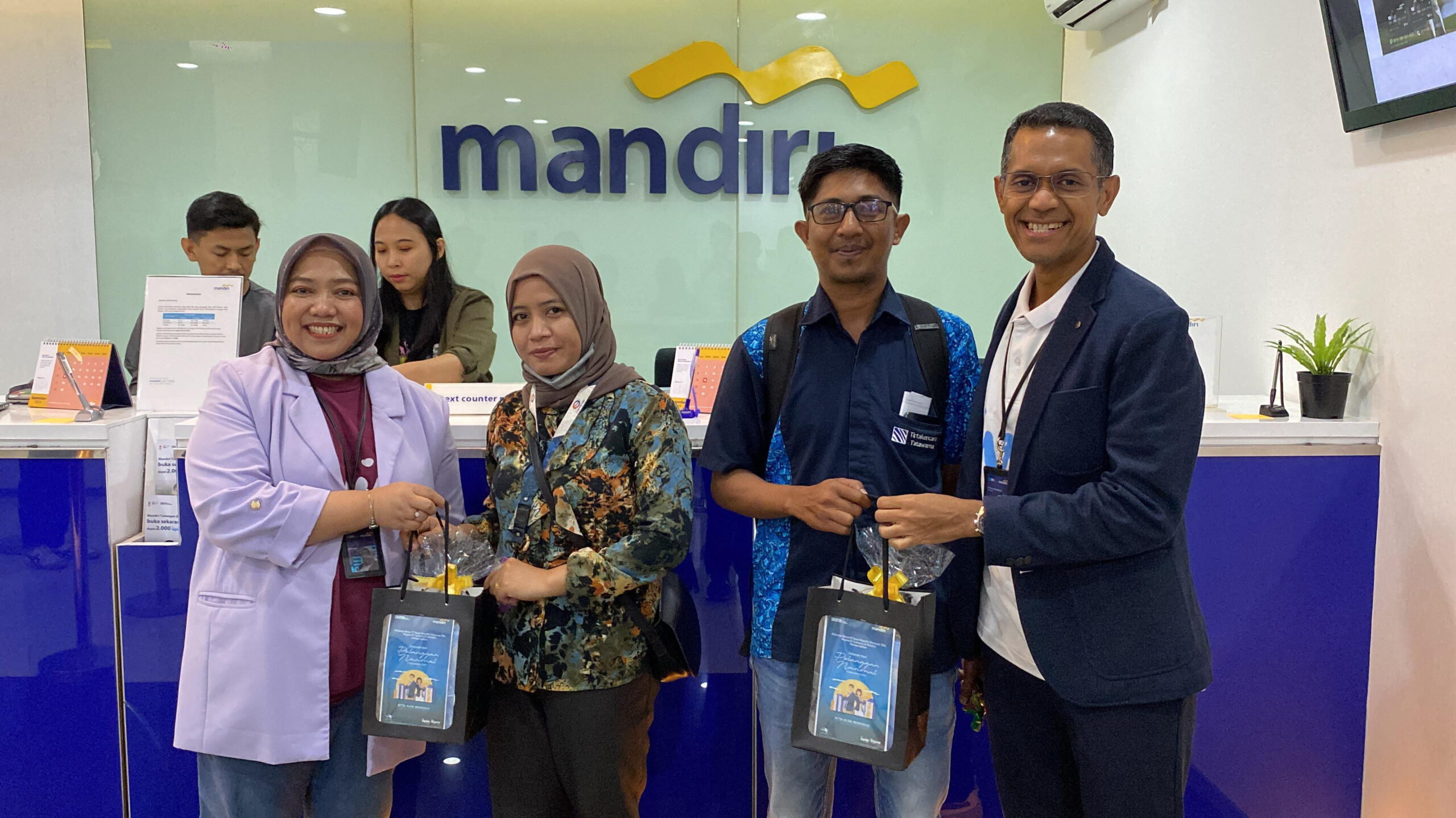 Peringati Harpelnas 2024, Bank Mandiri Bagikan Bingkisan ke Nasabah di Sulawesi