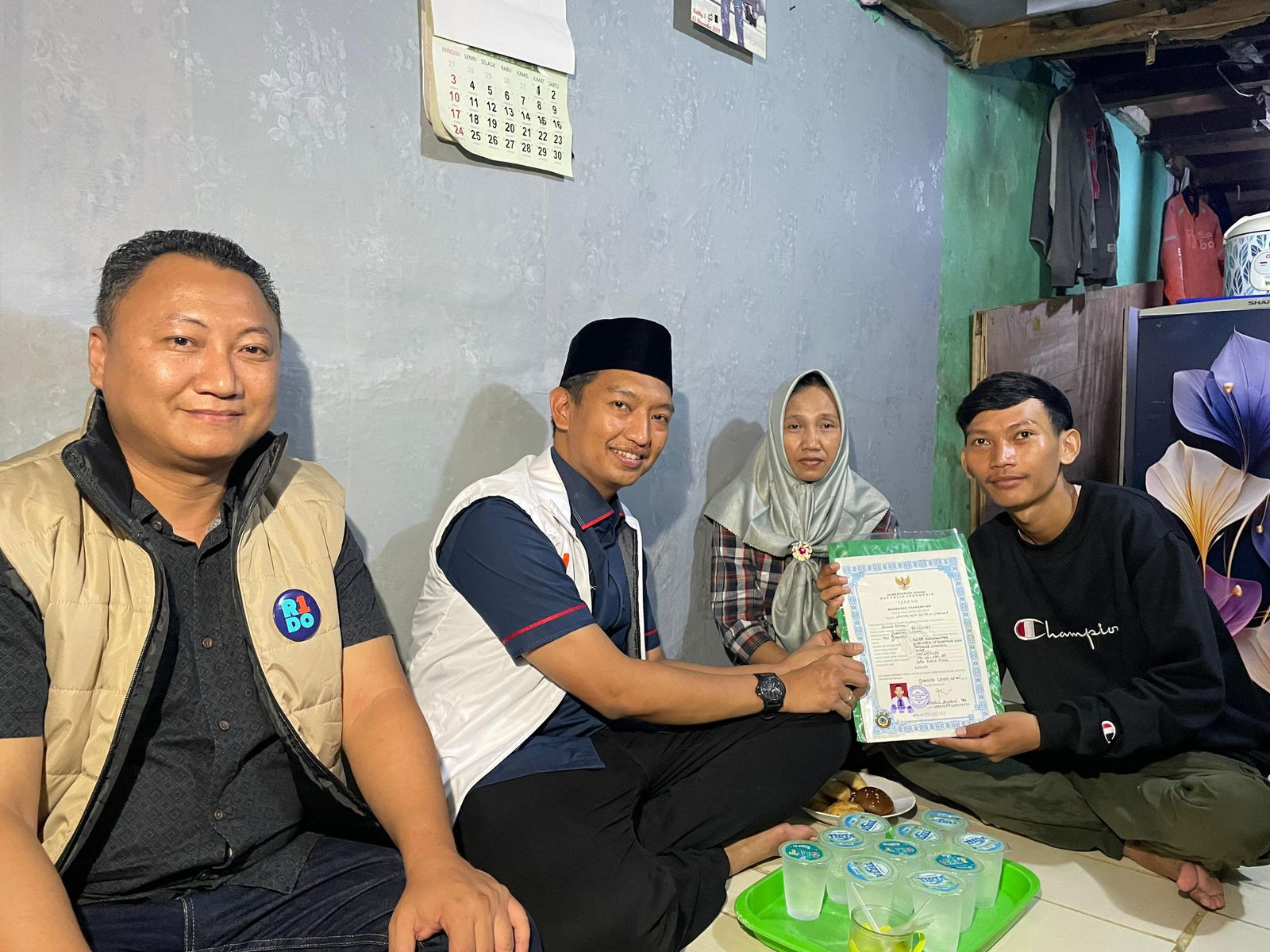 Sukarelawan Ridwan Kamil Bantu Seorang Anak Tebus Ijazah