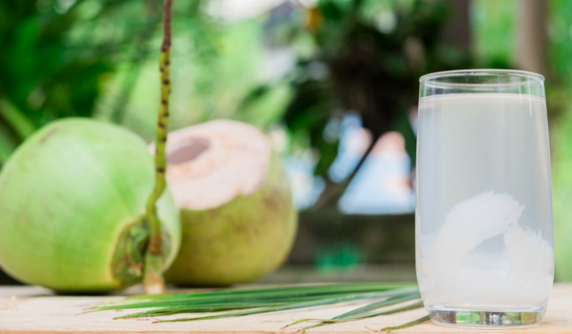 Waspada, Ini 5 Bahaya Minum Air Kelapa Saat Sedang Haid