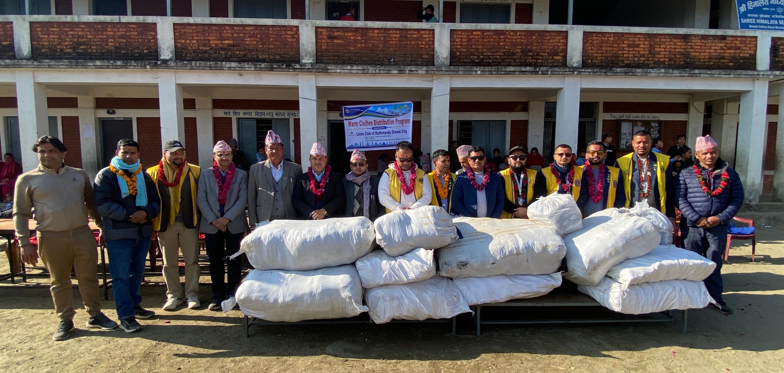 गोरखाका विद्यार्थीलाई पोसाक
