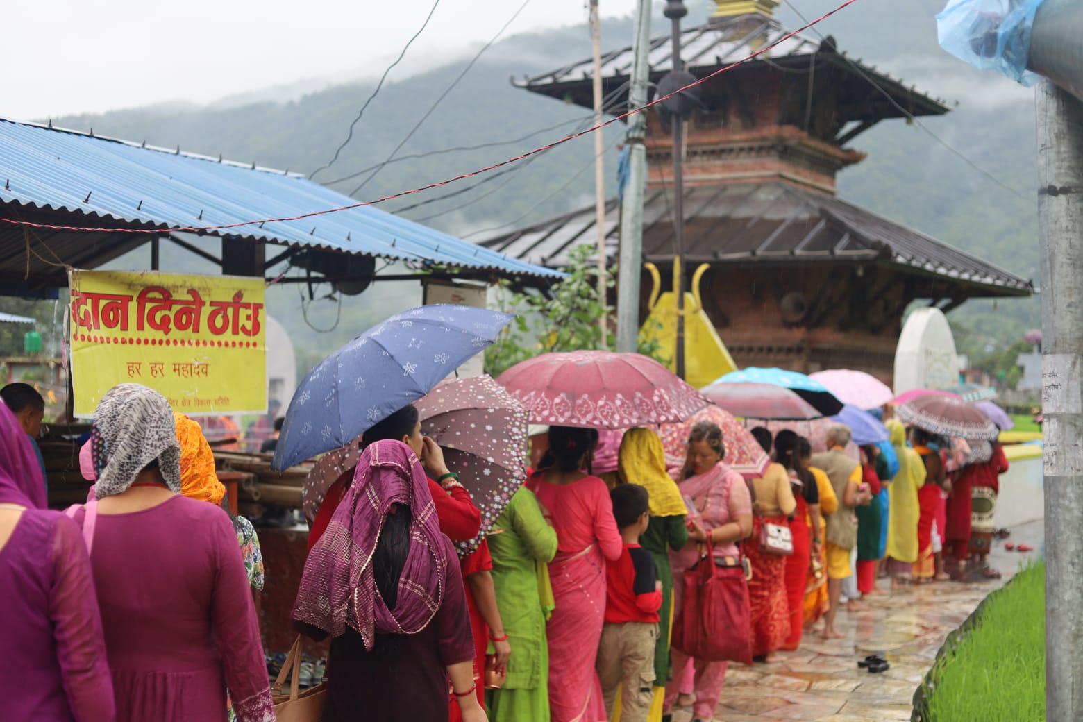 साउन महिनाको दोस्रो सोमबार ईशानेश्वर महादेव मन्दिरमा भक्तजनहरुको भिड (फोटो फिचरहरु )