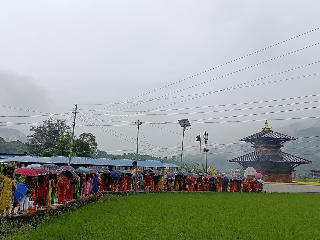 झरिमा पनि ईशानेश्वर महादेव मन्दिरमा भक्तजनहरुको बाक्लो उपस्थिति, २ लाख ४ हजार ७ सय ८६ दान उठ्यो।